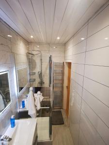 ein Badezimmer mit Waschbecken und Dusche in der Unterkunft Large bedroom, close to Airport and City Centre in Edinburgh + 41 Fotos
