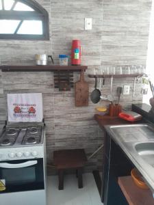 Kuchyň nebo kuchyňský kout v ubytování Axe Mainha Flats e Kitnet