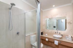 道格拉斯港Seascape Holidays at Heritage Resort的带淋浴、马桶和水槽的浴室 更多6张照片