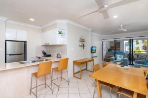 道格拉斯港Seascape Holidays at Heritage Resort的厨房兼餐厅，配有桌椅