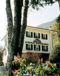 a building with the albergo historicohistoric at Hotel Bruna in Lizzano in Belvedere