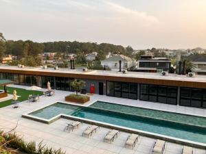 a swimming pool on the roof of a building at Loft Livin Resort 411 T3 Piscina Térmica Atlantida Xangri-la in Xangri-lá