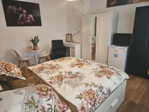a bedroom with a bed with a floral bedspread at Friend House in Brussels