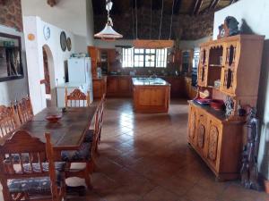 Kuchyň nebo kuchyňský kout v ubytování Villa La Corrie GUEST LODGE