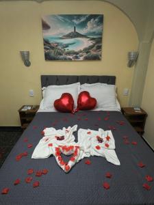 アキラスにあるPousada Vila Italia - Porto da Dunasの赤いハートが2つ付いたベッド