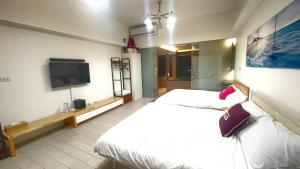 Una cama o camas en una habitación de Ocean 海上玩家 景觀溫泉小館