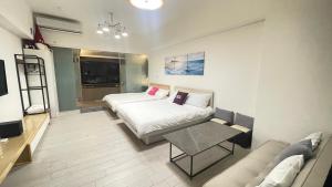 Una cama o camas en una habitación de Ocean 海上玩家 景觀溫泉小館