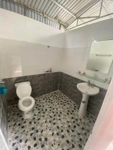 a bathroom with a toilet and a sink at Đồng Văn Hotel in Dồng Văn