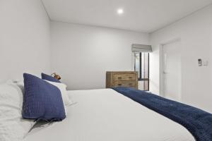 Postel nebo postele na pokoji v ubytování Coastal Haven at Sanctuary Resort + 18 fotografií