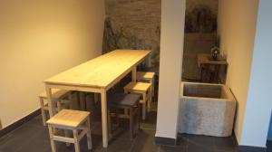 a table and chairs and a sink in a room at Casa da Quelha in Chãs de Égua