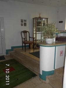 une chambre avec un comptoir, une chaise et une table dans l'établissement Gasthaus Neupert, à Lemberg