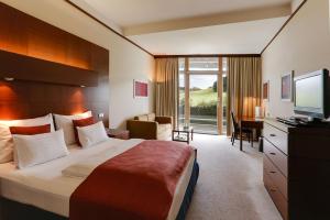 Postel nebo postele na pokoji v ubytování Das Sonnreich - Thermenhotel Loipersdorf