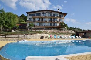 Bazén v ubytování Panorama Family Hotel nebo v jeho okolí