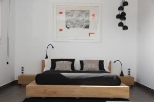 a bedroom with a bed with a wooden headboard at Agua Antigua Casa Rural in Gargüera