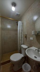 Koupelna v ubytování MANDALA HOSTAL CUENCA