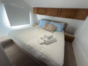 Ένα ή περισσότερα κρεβάτια σε δωμάτιο στο OLD - Montecito A listing