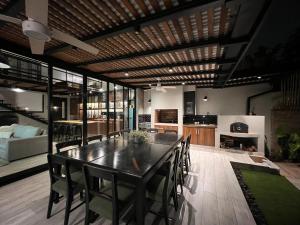 a kitchen and dining room with a table and chairs at Loft Caracas in Yerba Buena