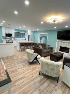 ein Wohnzimmer mit Möbeln und eine Küche in der Unterkunft Quantico Graduation Home Visit DC 5 bedrooms 2 King Beds Stafford in Stafford