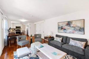 Η κουζίνα ή μικρή κουζίνα στο The Poolside Retreat - Spacious 4 bdrm with pool, hot tub,firepit,games,dogs welcome