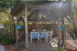 Κήπος έξω από το The Poolside Retreat - Spacious 4 bdrm with pool, hot tub,firepit,games,dogs welcome