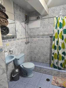 un bagno con un water e un lavandino di Kusi Wasi a Cuzco