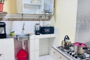 una piccola cucina con lavello e fornello di Kusi Wasi a Cuzco Altre 8 foto