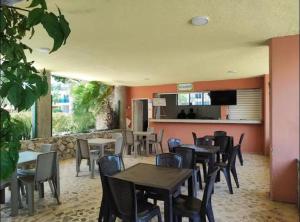 Restaurace v ubytování Troncal del caribe GB