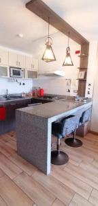 EuVe Ocean View Flat in Lima的厨房或小厨房