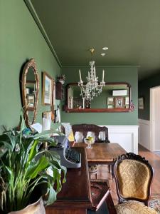 Χώρος καθιστικού στο Elegant apartment with balcony and free parking
