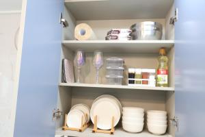 ソウルにあるCity Hall,Central Seoul apartmentのキッチンパントリー(皿、ワイングラス付) +42枚の写真