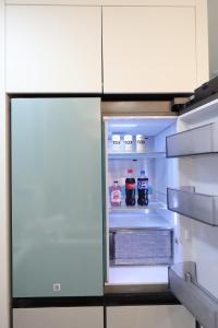 ソウルにあるCity Hall,Central Seoul apartmentの食べ物がたっぷり入ったオープン冷蔵庫