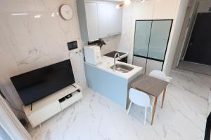 ソウルにあるCity Hall,Central Seoul apartmentのバスルーム(シンク、テレビ、テーブル付)