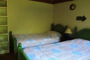 a bedroom with a bed and a night stand with a lamp at Hermoso Jardín con casa de campo en Avandaro in Avándaro