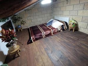 a bedroom with a bed in a brick wall at Cabaña Conde Eidrien in Huasca de Ocampo