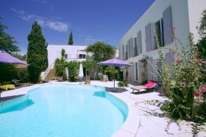 - une piscine dans une cour avec un bâtiment dans l'établissement Maison Pertuis Provence, à Pertuis