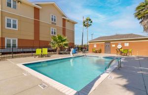 a swimming pool in front of a building at Extended Stay America Suites - Corpus Christi - Staples in Corpus Christi