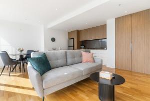 Area soggiorno di Port Melbourne and a glimpse of the sparkling bay - sleeps 4