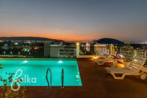 乌代浦Hotel The Dee Glanc - A Pure Veg Hotel near Bus stand Udaipur的建筑物屋顶上的游泳池