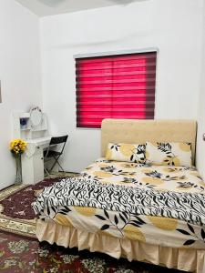 Un dormitorio con una cama y una ventana con una persiana roja. en Homestay Keboon Rantau Panjang, en Rantau Panjang