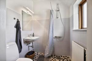 Billede fra billedgalleriet på Lille hus nær by og hav i Juelsminde