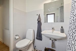 Billede fra billedgalleriet på Lille hus nær by og hav i Juelsminde