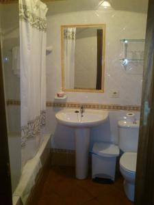 Koupelna v ubytování Hostal Rural Poqueira