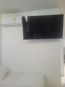 un téléviseur à écran plat accroché au mur dans l'établissement Hotel Calderon, à Valledupar