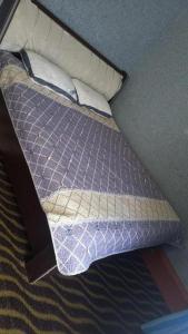 Draufsicht auf ein Bett mit lila in der Unterkunft Юнусабад 19 квартл in Taschkent