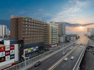 eine Autobahn in einer Stadt mit Autos drauf in der Unterkunft Holiday Inn Express Zhengzhou Nongye Road by IHG in Zhengzhou