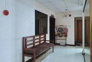Area soggiorno di RedDoorz Near Ormoc Port Terminal