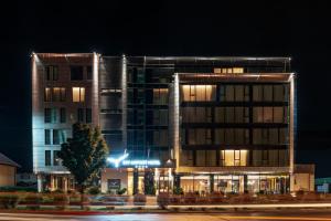 クルジュ・ナポカにあるSky Airport Hotelの夜灯の高い建物