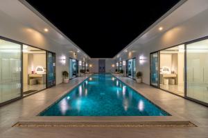 Der Swimmingpool an oder in der Nähe von T M L-Manor House 6 bedroom-independent swimming pool and powerful KTV