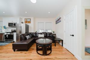 Ruang duduk di 14-1- 3BR Milton -Cozy Apt near Blue Hills Museum