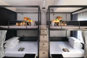 Letto o letti in una camera di Yangshuo EMOJI YOUTH HOSTEL